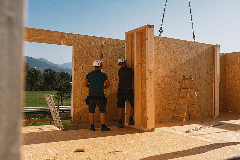 Postavitev lesene skeletne konstrukcije Postavitev lesene skeletne konstrukcije